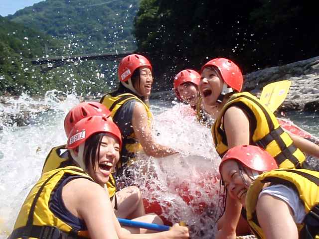 頭から水をかぶれば、笑いが止まらない！