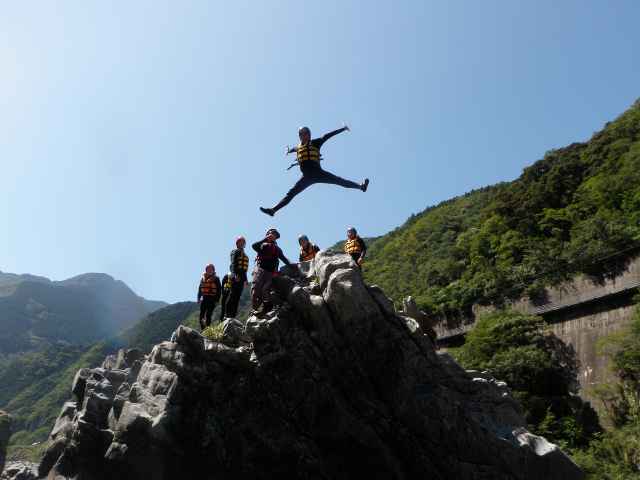 激流だけじゃない、飛び込みやいろんな遊びが待っている！