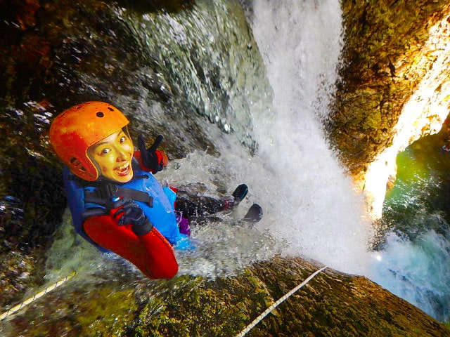 Dive from the rocky field