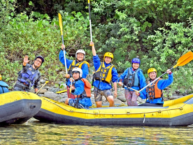 Laugh and scream on the boat.