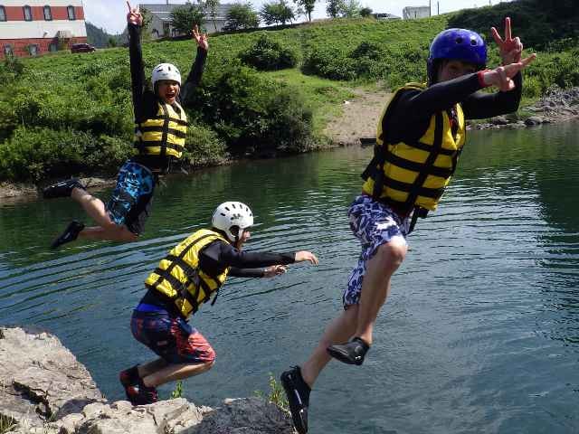 Dive from the rocky field