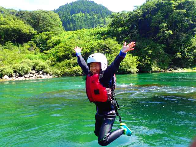 Dive from the rocky field